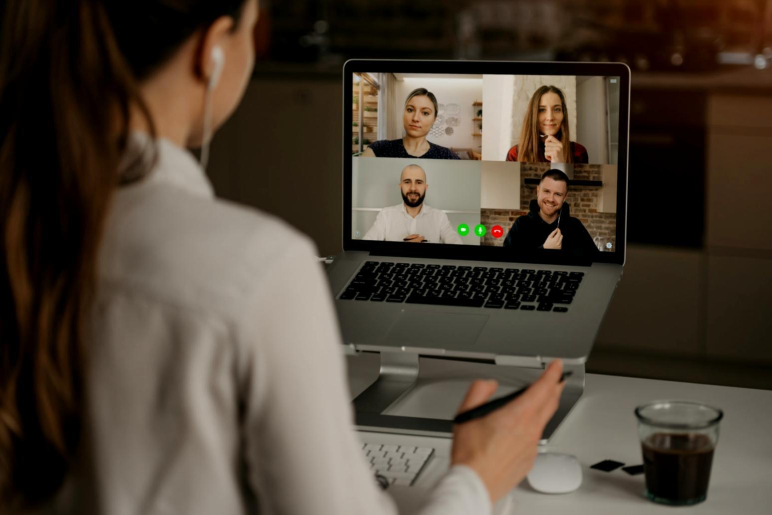 Estudiante aprendiendo presupuestos personales