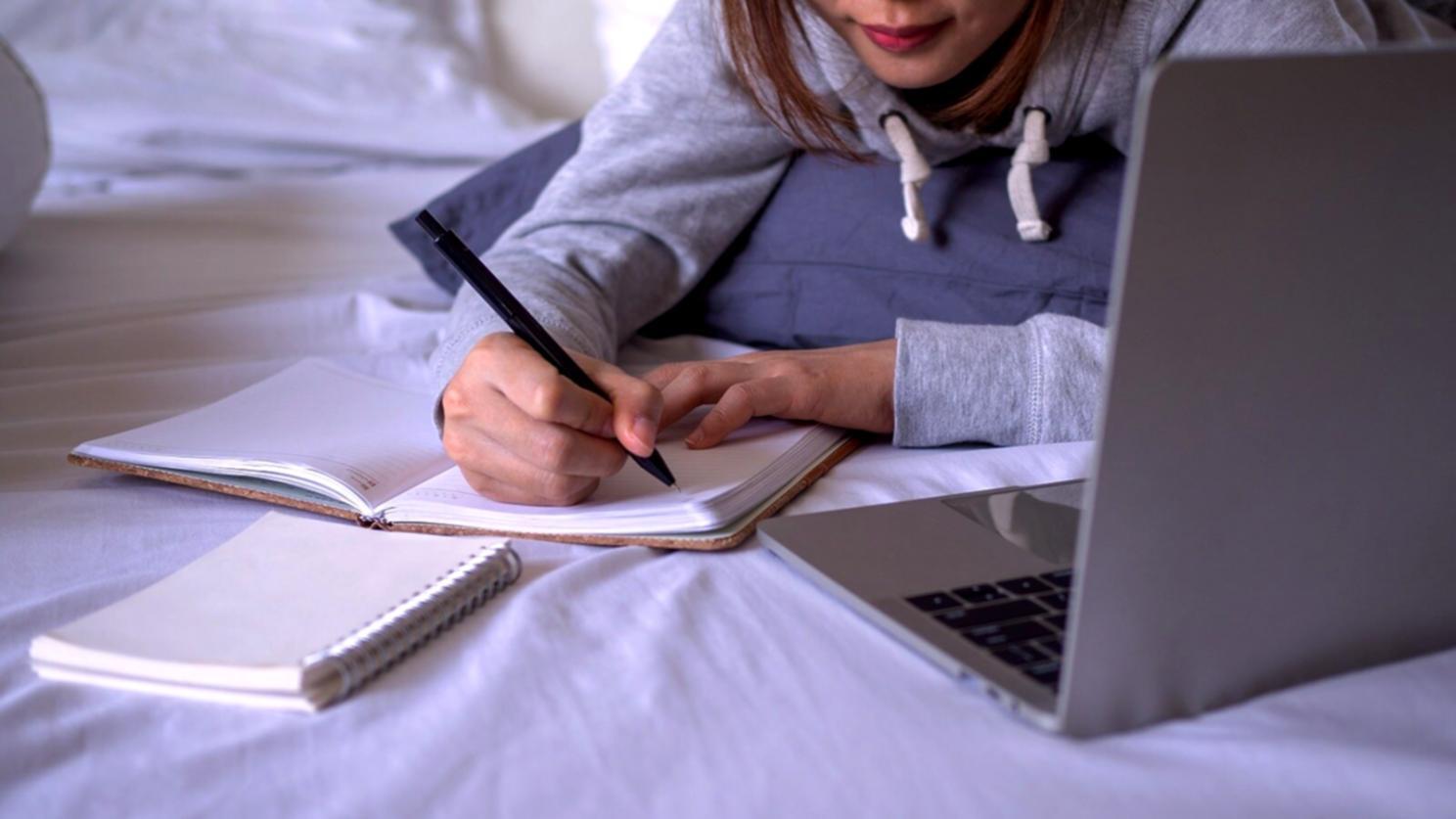 Profesional trabajando en consulta financiera personalizada